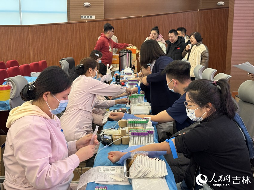 醫護人員正在為無償獻血者采血。人民網記者 李思玥攝