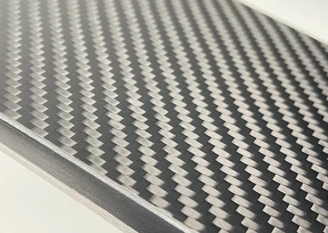 吉林化纖集團責任有限公司自主品牌滑雪板表層鋪滿碳纖維。（受訪者供圖）