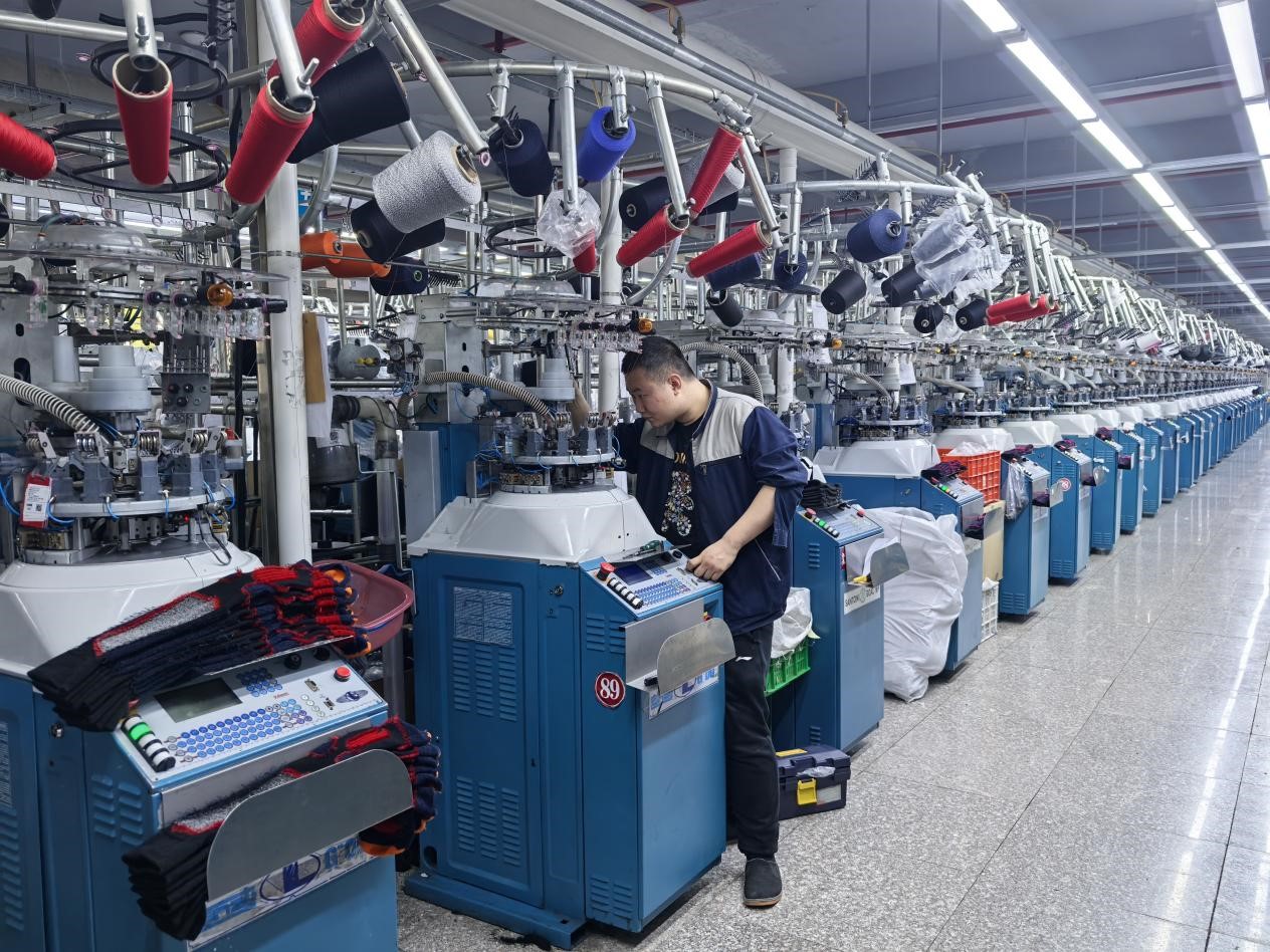 遼源北方襪業集團全力趕制冰雪襪。人民網記者 王海躍攝