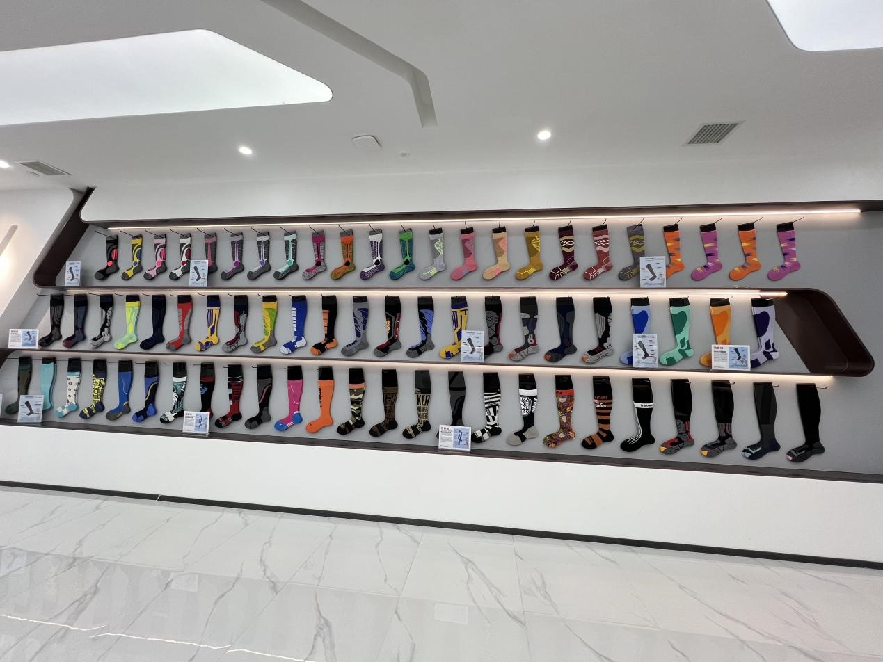 遼源北方襪業集團堅持科技創新，冰雪襪種類不斷增多。人民網記者 王海躍攝