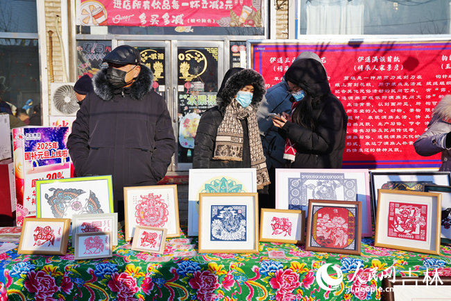 大集上的伊通滿族剪紙。人民網記者 李洋攝