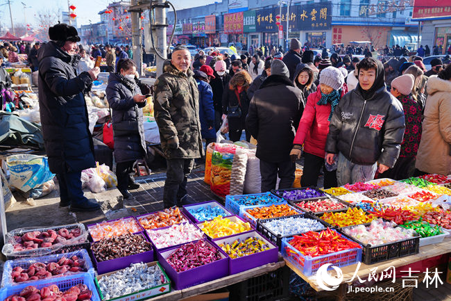 大集人流鼎沸。人民網記者 李洋攝