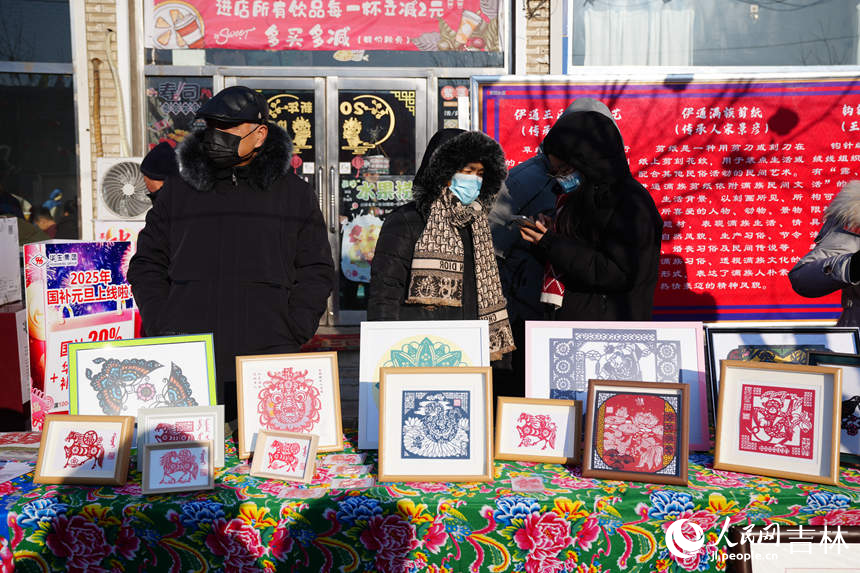 大集上售賣的伊通滿族剪紙。人民網記者 李洋攝