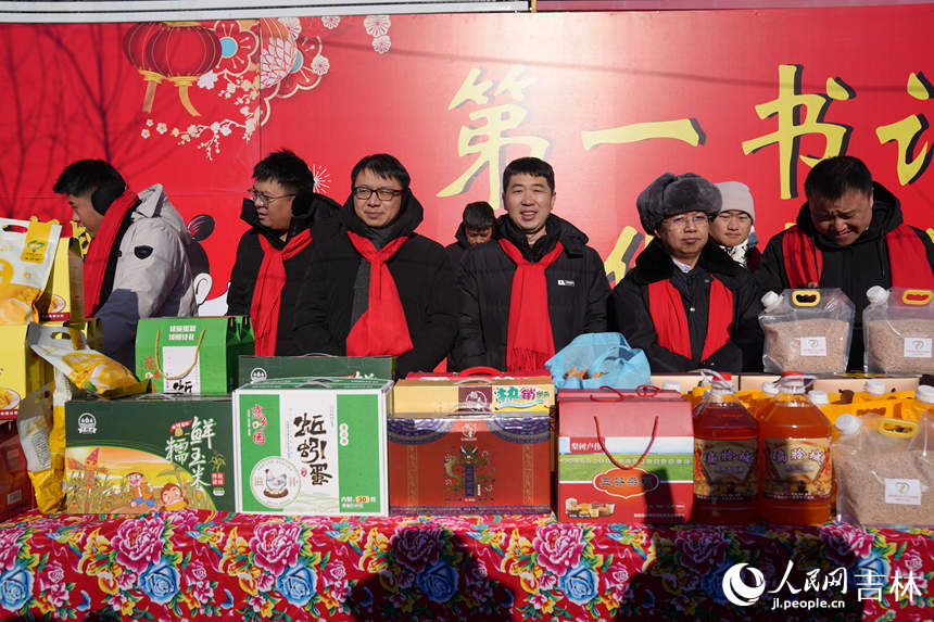 “第一書記”帶著好物進大集。人民網記者 李洋攝