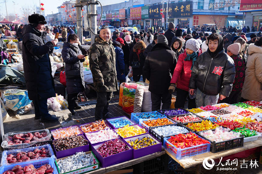 大集人流鼎沸。人民網記者 李洋攝