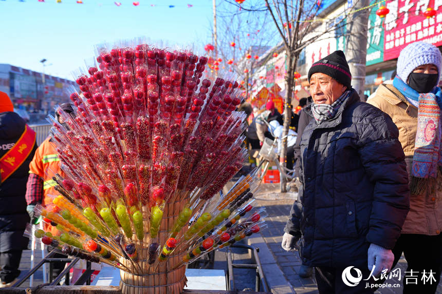 大集上的東北糖葫蘆。人民網記者 李洋攝