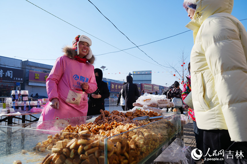 游客在大集上購買糕點。人民網記者 李洋