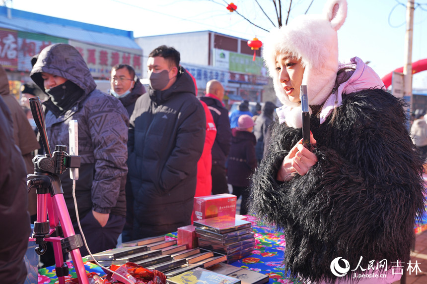 一名主播帶著直播間的觀眾“云上逛大集”。人民網記者 李洋攝