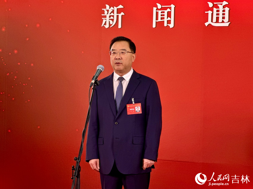 吉林省人力資源和社會保障廳黨組書記、廳長王冰。人民網記者 李思玥攝