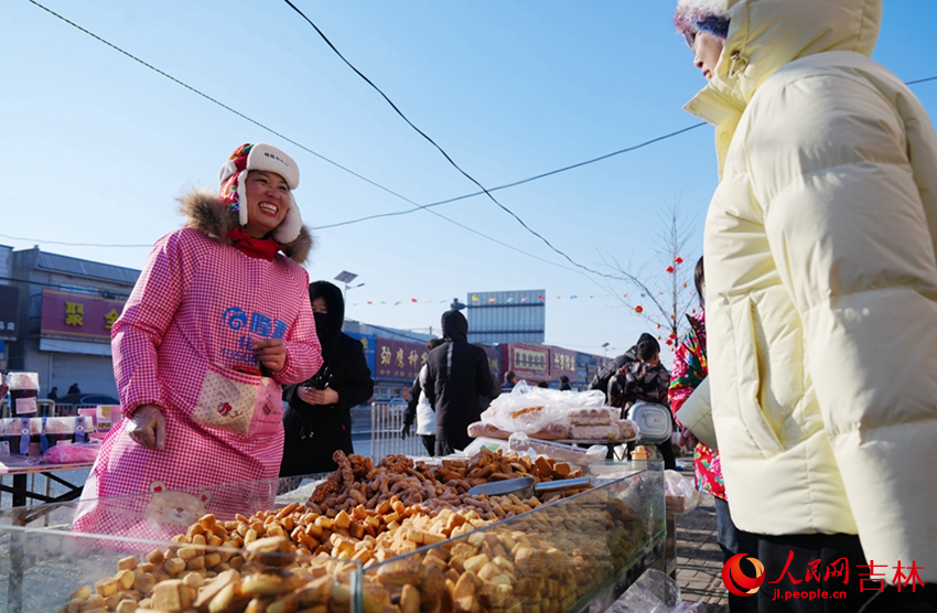 攤主與顧客交談。人民網記者 李洋攝