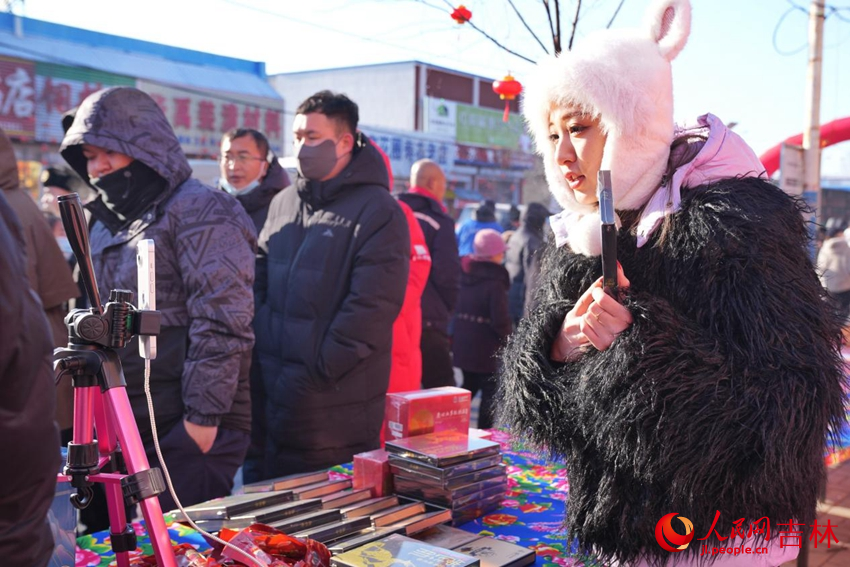 一名主播帶著直播間的觀眾“云上逛大集”。人民網記者 李洋攝