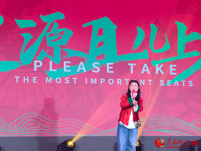 國家一級演員、著名二人轉表演藝術家閆學晶傾情演唱。人民網記者 馬俊華攝