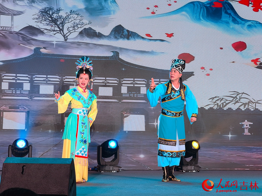 傳統二人轉表演《包公斷后》。人民網記者 馬俊華攝