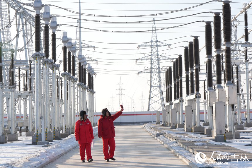 工作人員在風電場220千伏升壓站進行日常巡檢。人民網記者 李洋攝