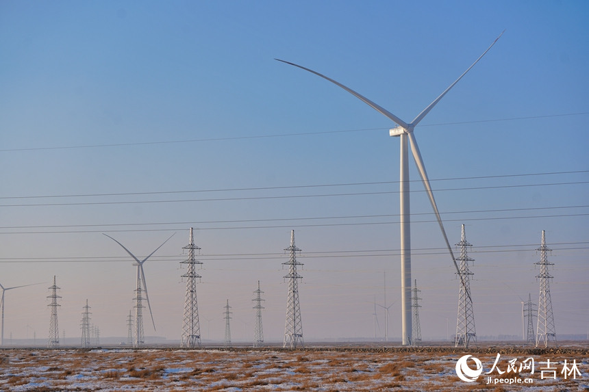 在吉林油田昂格風電場，伴隨著扇葉的輕輕轉動，風能轉化為電能，如潮水般涌入電網，輸送到千家萬戶。人民網記者 李洋攝