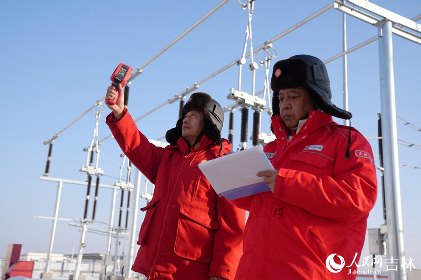 工作人員在風電場220千伏升壓站進行日常巡檢。人民網記者 李洋攝