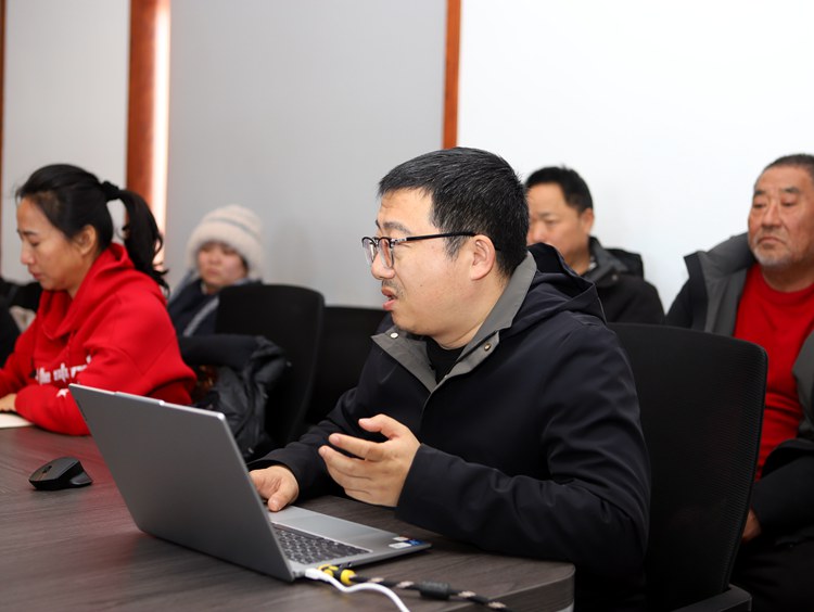 馬巍在座談會上解答種植大戶提出的問題