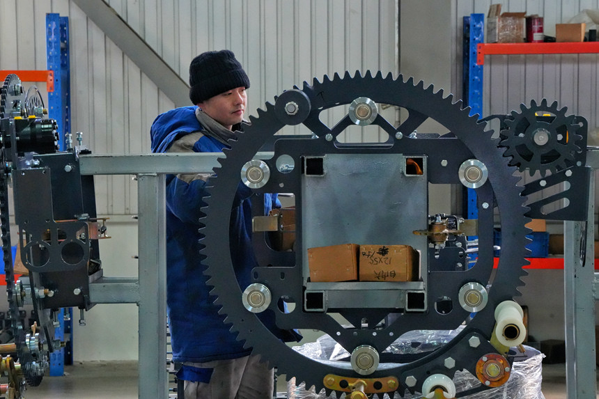 在吉林天朗農業裝備有限公司裝配車間，技術工人正在對農機零部件進行調試。人民網記者 李洋攝