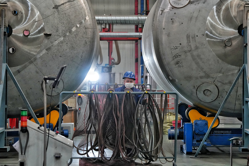 工人在楚天華通醫藥設備有限公司容器生產車間忙碌。人民網記者 李洋攝