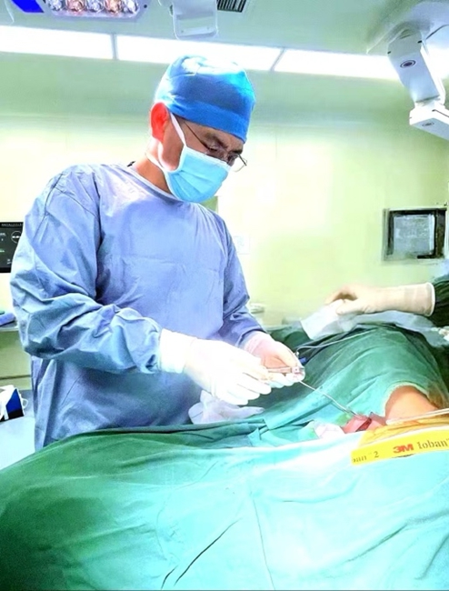 吳敏飛教授進行脊髓電刺激器植入術。