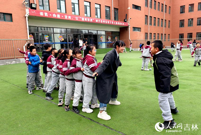 課間老師與學生們玩老鷹捉小雞。人民網記者 關思聰攝