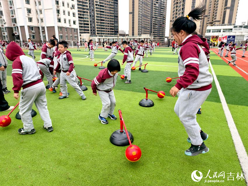 中高年級學生利用空中操場盡情玩耍。人民網記者 關思聰攝