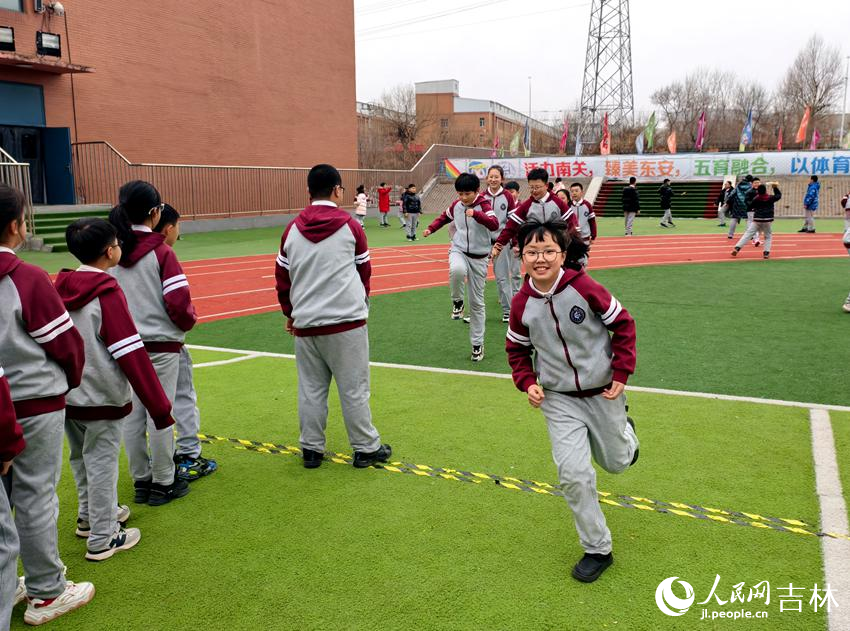 中高年級學生利用空中操場盡情玩耍。人民網記者 關思聰攝