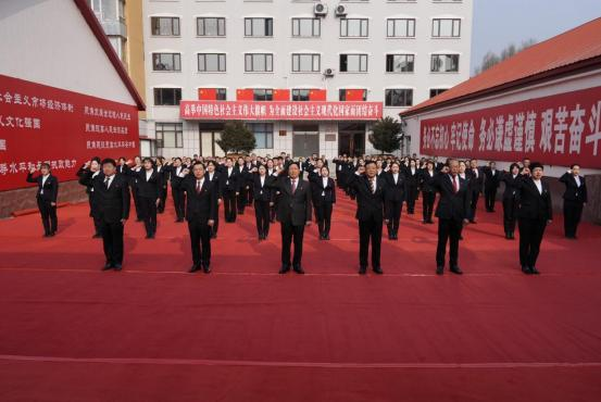 在“白山方大誠信日”宣誓儀式上，白山方大集團黨委書記、董事長寧鳳蓮帶領全體員工整齊列隊，莊嚴進行誠信宣誓