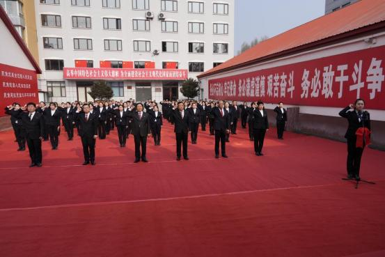 在“白山方大誠信日”宣誓儀式上，白山方大集團黨委書記、董事長寧鳳蓮帶領全體員工整齊列隊，莊嚴進行誠信宣誓