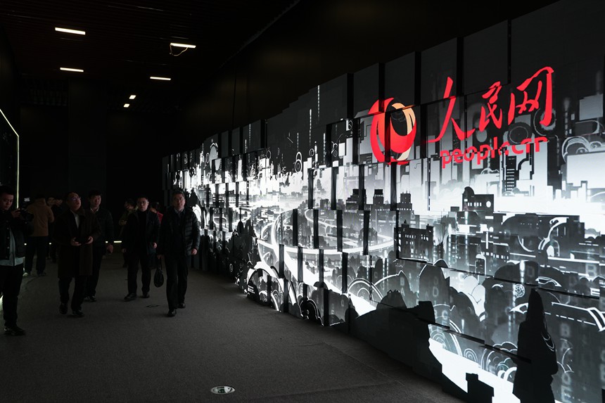 觀眾步入人民網“夢幻靈境”長春AI展演中心。人民網記者 李洋攝