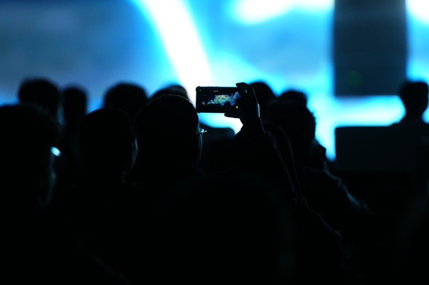 展演中，觀眾用鏡頭記錄逼真的影像。人民網記者 李洋攝