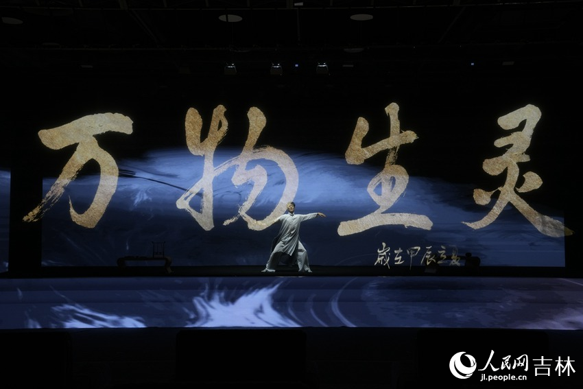 人民網自主開發的國內首臺AI展示體驗劇《白澤的奇幻旅程》。人民網記者 李洋攝