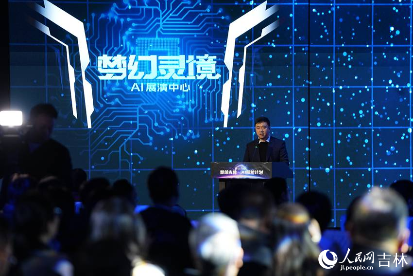 長春知行合一動漫有限公司董事長李巖松圍繞“新視覺技術與人工智能文化產業發展新趨勢”進行主旨演講。人民網記者 李洋攝