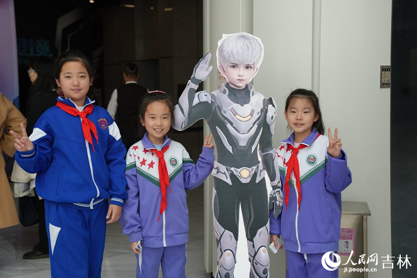 小學生到現場與AI進行了一場“親密接觸”。人民網記者 李洋攝