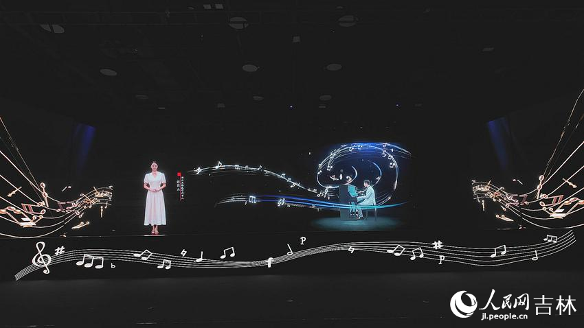 人民網自主開發的國內首臺AI展示體驗劇《白澤的奇幻旅程》。人民網 石天蛟攝