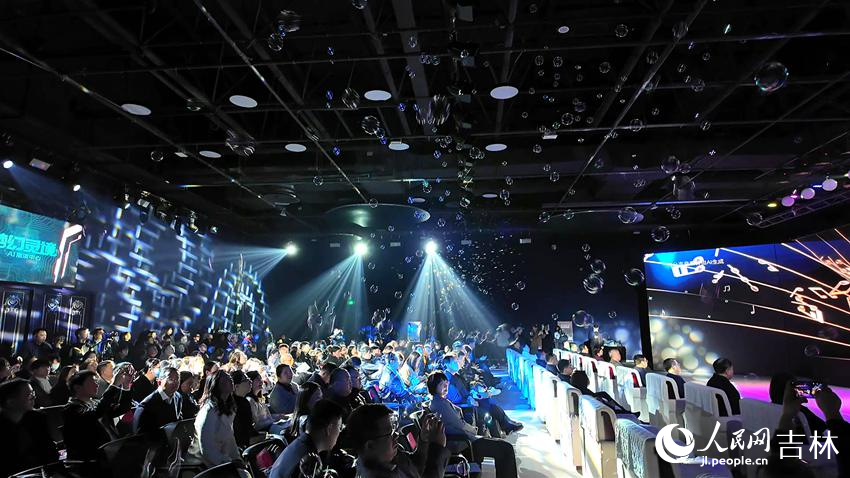 人民網自主開發的國內首臺AI展示體驗劇《白澤的奇幻旅程》。人民網記者 李成偉攝