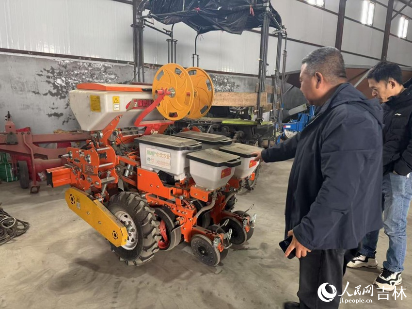 鳳財農機專業合作社理事長張鳳財向記者介紹著免耕播種機。人民網記者 李思玥