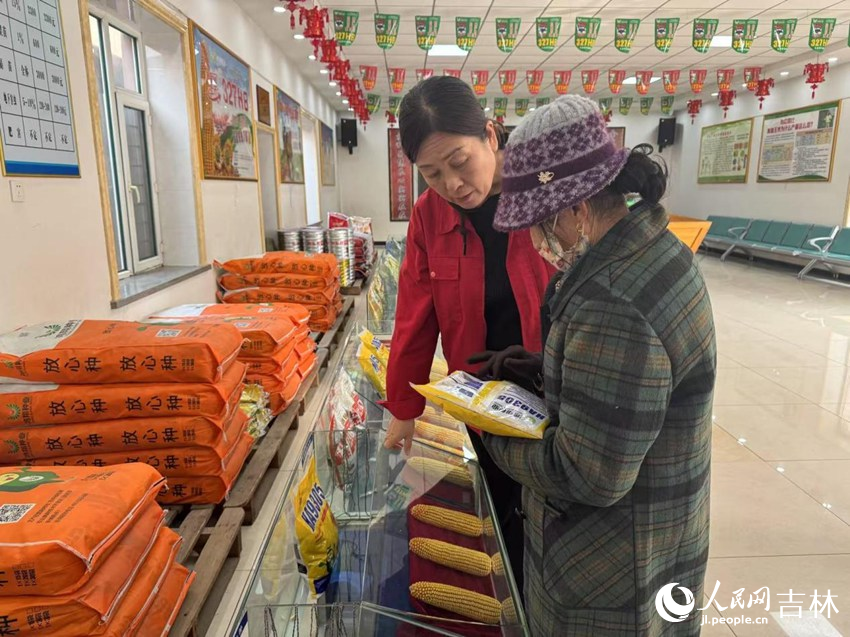 銷售人員介紹著每個種子品種的特性，幫助他們挑選最適宜種植的種子。人民網記者 李思玥