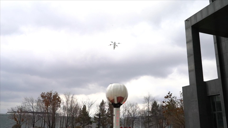 無人機從機塔中飛出。