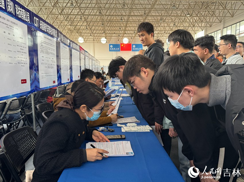 招聘會現場名企優崗齊聚。人民網記者 李思玥攝