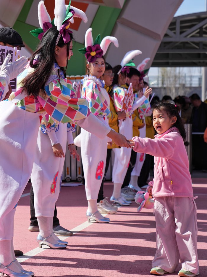 在遼源樂兔樂園，小朋友與演員們互動。人民網記者 李洋攝