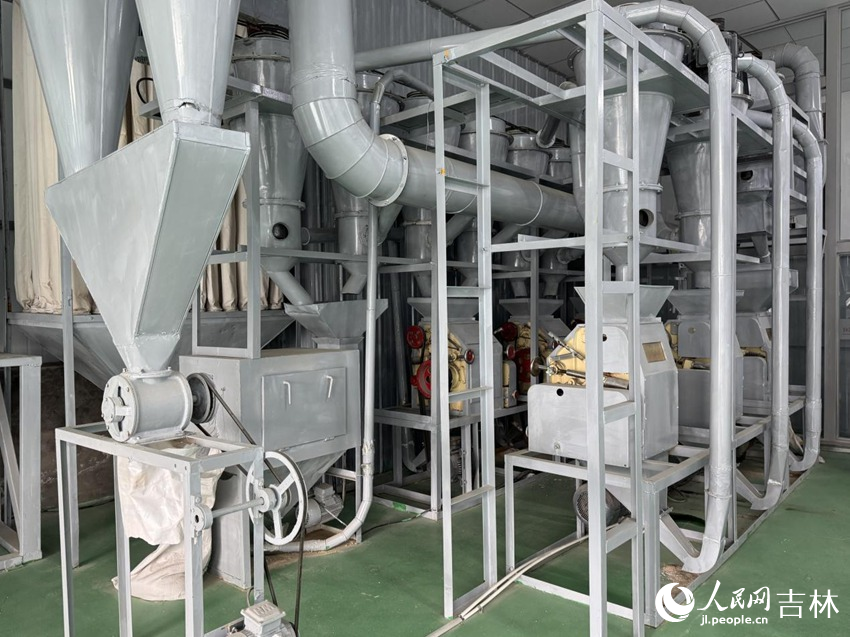 南崗子村的小冰麥面粉加工車間。人民網記者 李思玥攝