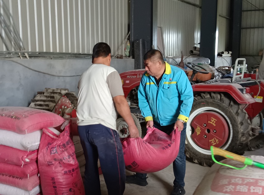 四平分公司為農戶送飼料上門。 劉柳攝