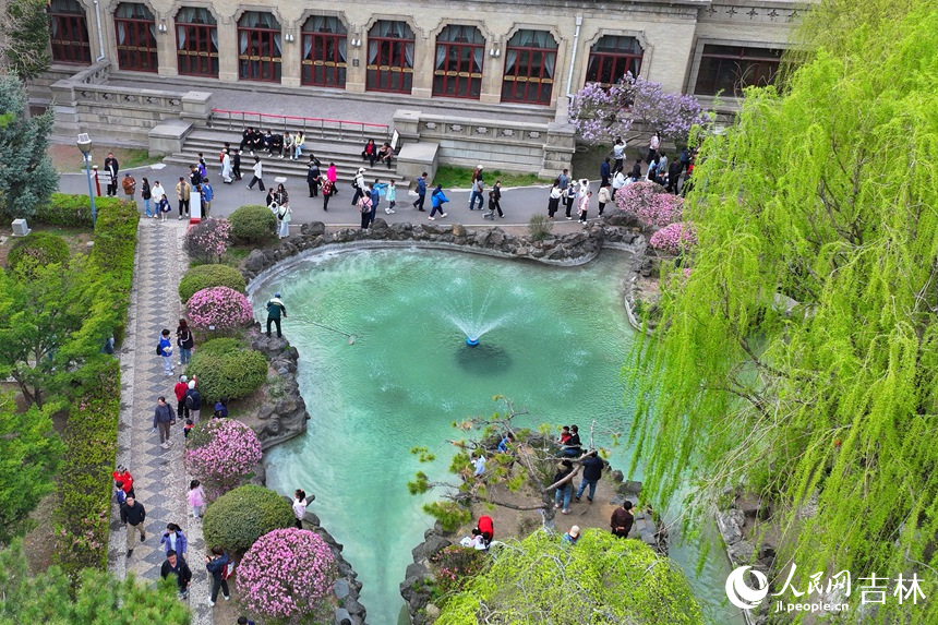 游客在偽滿皇宮博物院游覽觀光。人民網記者 李洋攝 