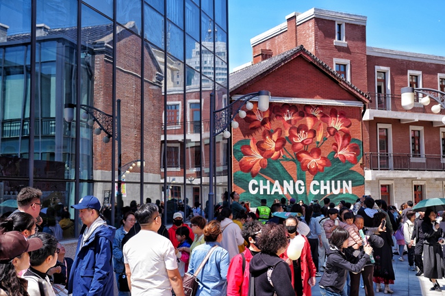 “五一”假期，長春北京大街西歷史文化街區人流如織。人民網記者 李洋攝