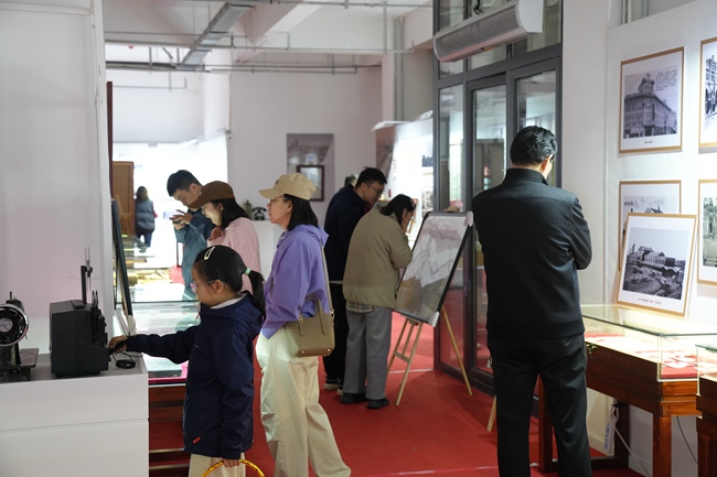 觀眾在“百年長春”展覽館內參觀。人民網記者 李洋攝