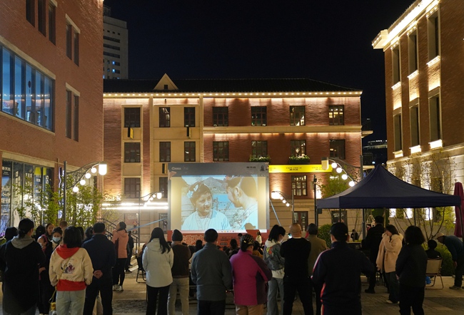 游客在露天影院欣賞長影經典影片。人民網記者 李洋攝