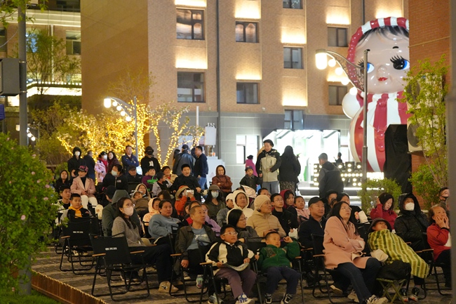 游客在露天影院欣賞長影經典影片。人民網記者 李洋攝