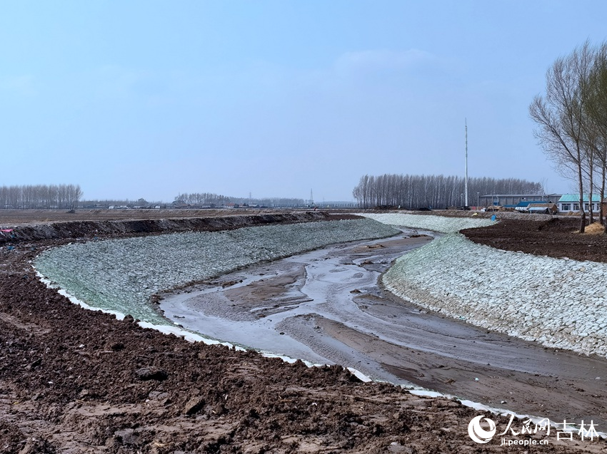 三青咀、南當鋪兩條回水堤水毀修復項目現場。人民網記者 馬俊華攝