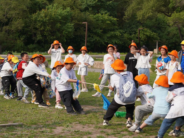 學生們在戶外進行趣味拔河比賽。人民網記者 李洋攝